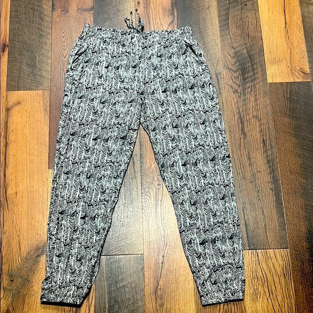 No Boundaries Juniorʻs Large (sz 11-13) Black and White Bottoms